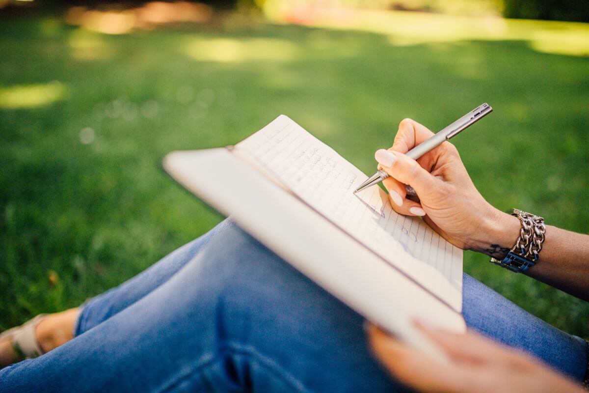 Como Usar o Journaling (Escrita Terapêutica) Para se Conhecer Melhor